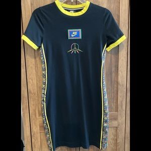 Nike Sportswear Tunic Crew Neck T-Shirt Dress - Black/Multi - Medium